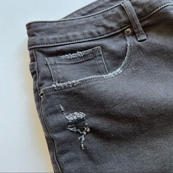 NWT Good American The Cut Off Distressed Jean Shorts in Black 22 - Picture 7 of 9